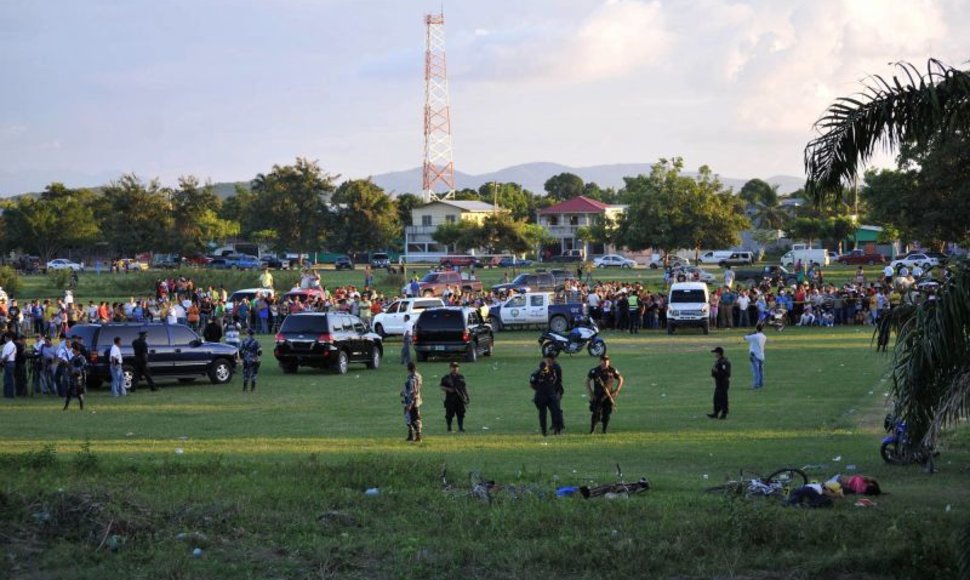 Futbolo aikštelė Hondūre po nelaimės.