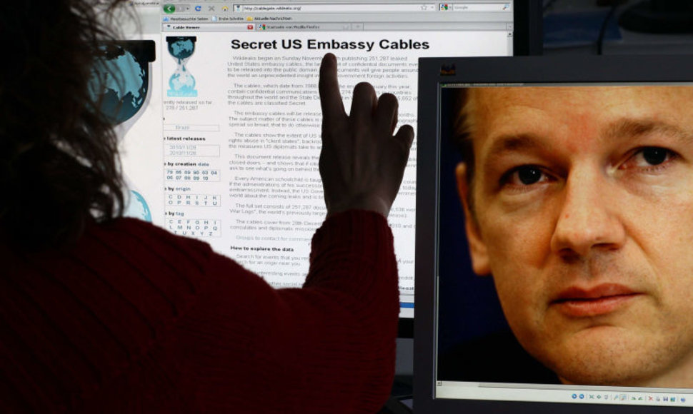 JAV teisėsauga pradėjo tirti baudžiamąją bylą dėl „WikiLeaks“ veiklos ir  žada patraukti atsakomybėn „WikiLeaks“ vadovą J.Assange'ą (nuotr.), tuo tarpu šis jau planuoja naujus smūgius pasaulio galingiesiems.