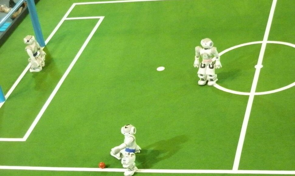 Robotų futbolo varžybos.