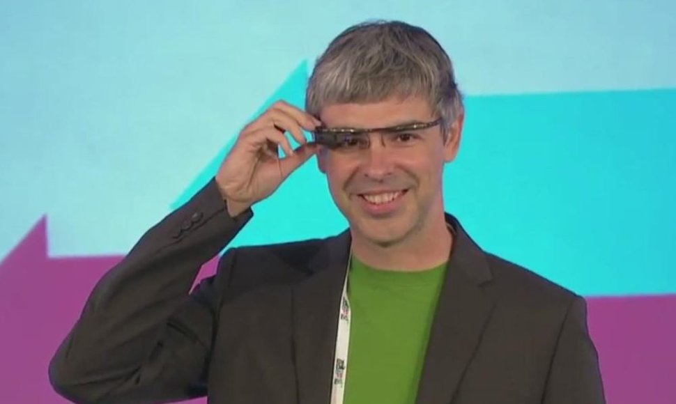 „Google“ generalinis direktorius Larry Page‘as fotografuoja konferencijos auditoriją naudodamas „Google Glass“ akinius. 