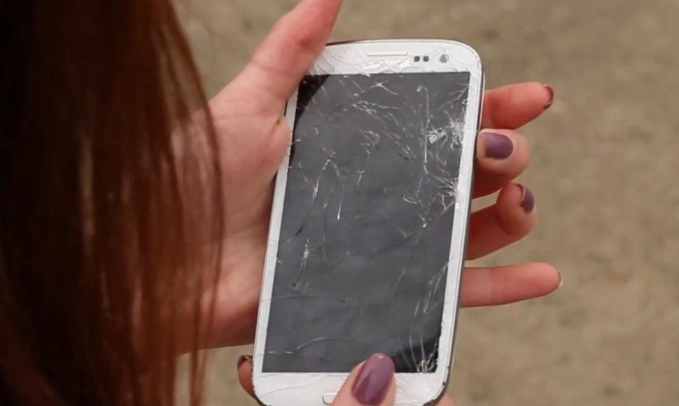 „Samsung Galaxy S3“ telefonui nukritus ant žemės priekine dalimi jo ekraną dengiantis apsauginis stiklas suskilinėjo.