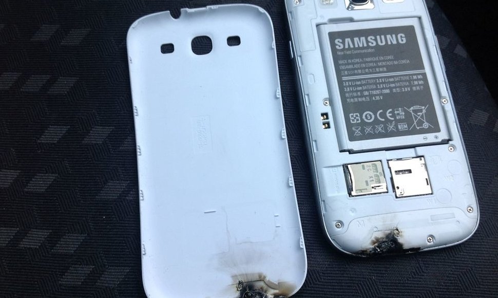 Airis teigia, kad jo telefonas „Samsung Galaxy S3“ užsidegė be priežasties. 