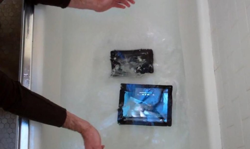 Po maudynių vandenyje prapuolė naujojo „iPad“ (apačioje) garsas, o „Google Nexus 7“ veikė kaip įprasta. 