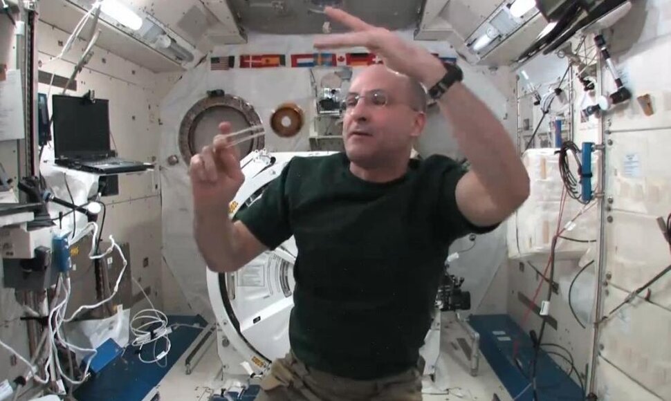 NASA astronautas Donas Pettitas žaidžia „jo-jo“.