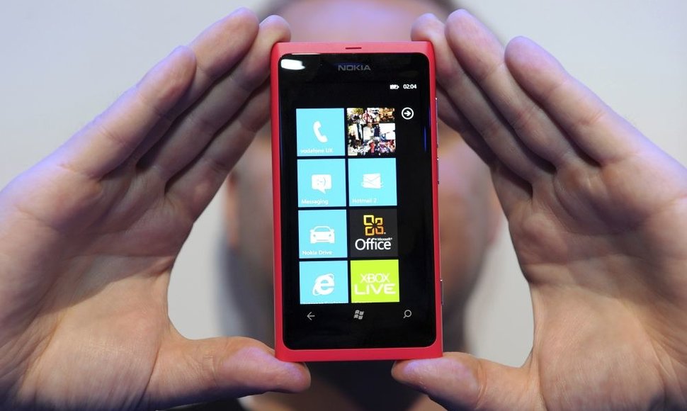 Telefonas „Nokia Lumia 800“ su „Windows Phone“ operacine sistema.