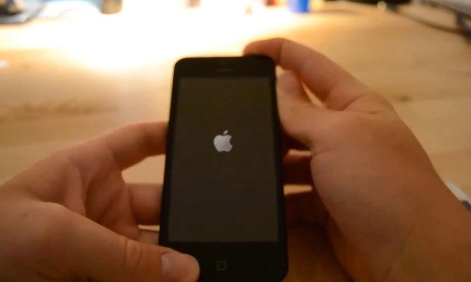 Internete plinta vaizdo įrašas, kuriame rodomas, kaip teigiama, surinktas ir veikiantis išmaniojo telefono „iPhone 5“ prototipas.