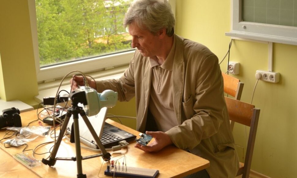 Šiaulių universiteto Technologijos fakulteto Elektronikos katedros vedėjas profesorius ir mokslų daktaras Gintautas Daunys.