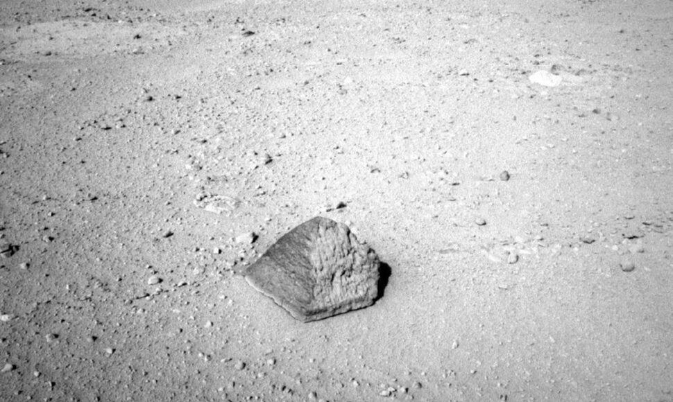 „Curiosity“ Marse tyrinės piramidės formos akmenį, kuris pavadintas marsaeigio inžinieriaus Jake‘o Matijeviciaus vardu.