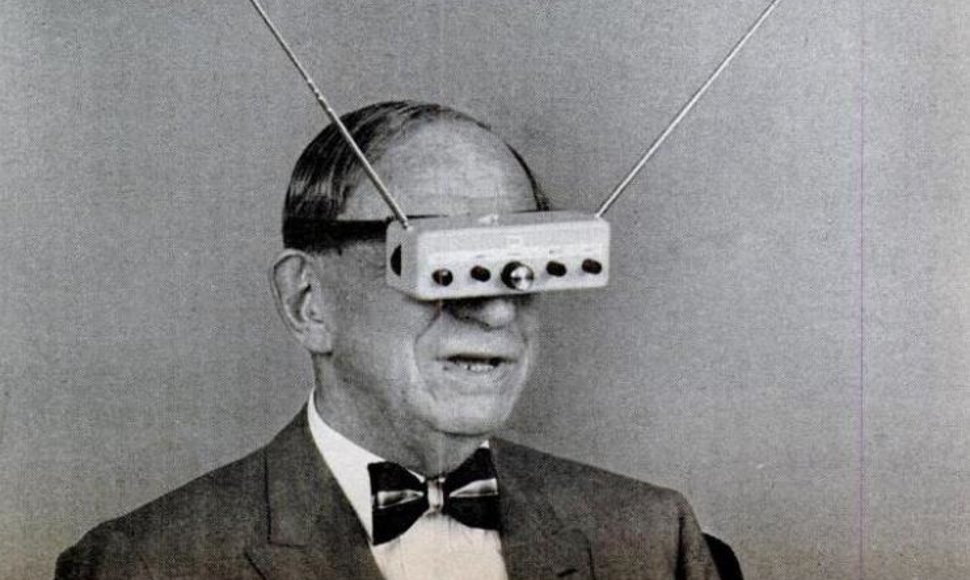 Hugo Gernsbackas demonstruoja savo išradimą – TV akinius (1963 metai). 