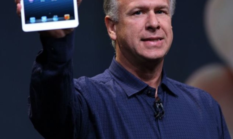 „Apple“ viceprezidentas rinkodarai Philas Schilleris demonstruoja „iPad mini“.