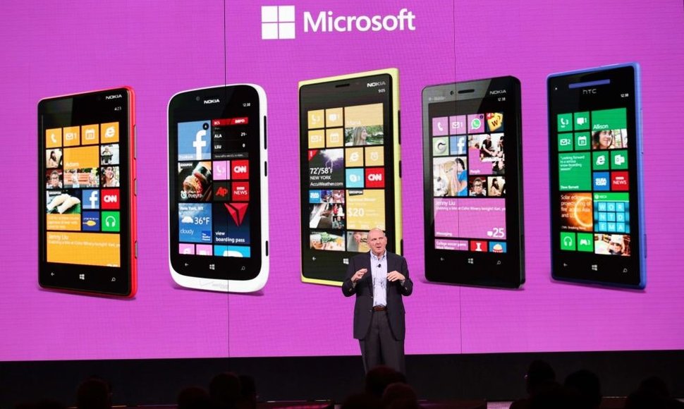 „Microsoft“ generalinis direktorius Steve‘as Ballmeris ir „Windows Phone 8“ telefonų šeima.