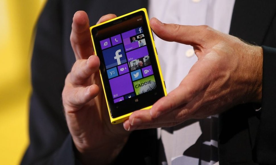 „Microsoft“ generalinis direktorius Steve‘as Ballmeris demonstruoja „Nokia Lumia 920“ telefoną, kuriame įdiegta „Windows Phone 8“ operacinė sistema. 