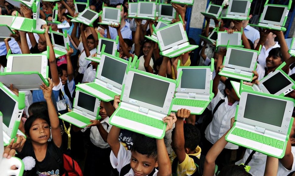 Nikaragvos vaikai su OLPC išdalintais kompiuteriais. 