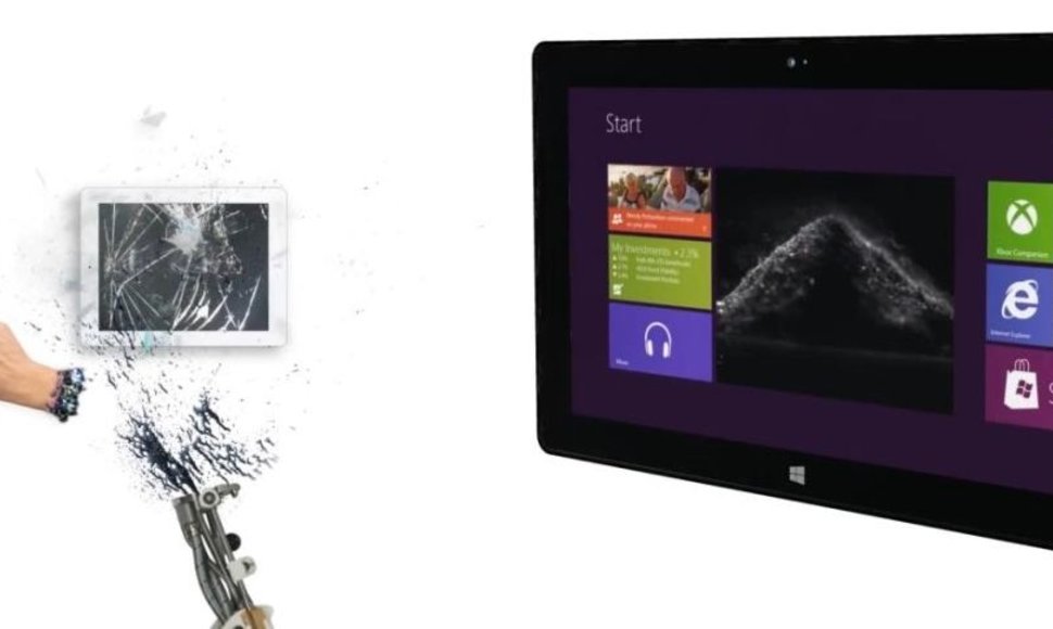 Nutekėjusioje reklamoje „Microsoft Surface“ planšetė sutalžo „iPad“.