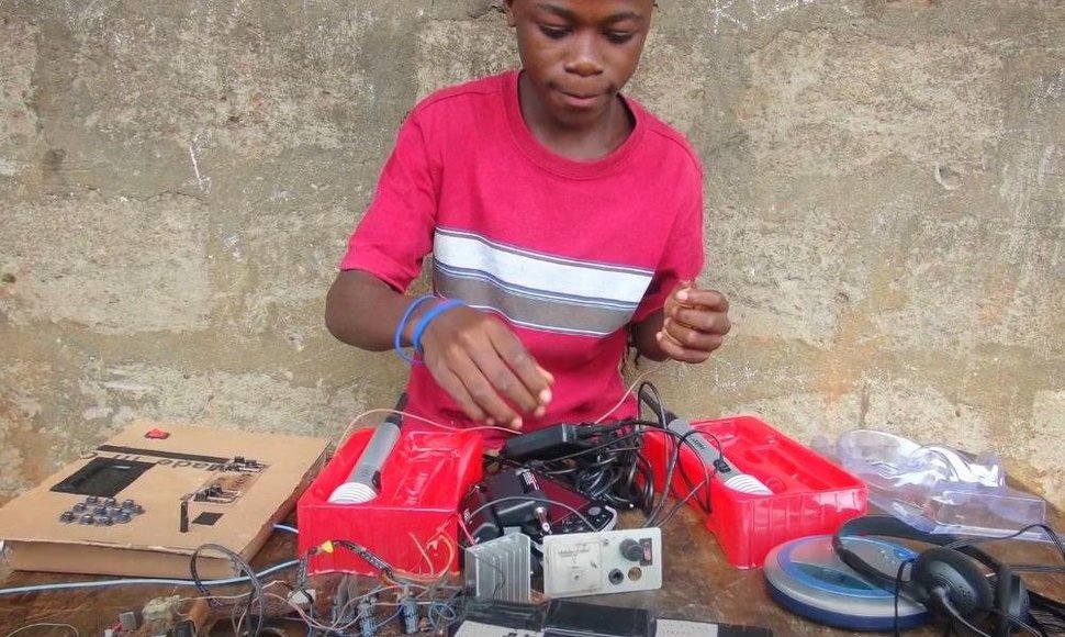 Siera Leonėje gyvenantis 15-metis Kelvinas Doe sugeba iš šiukšlių pagaminti veikiančią elektroniką
