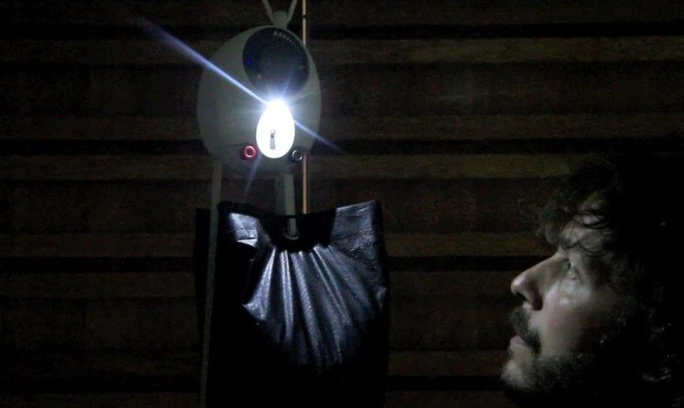 „GravityLight“ šviesą išgauna naudodamas gravitaciją