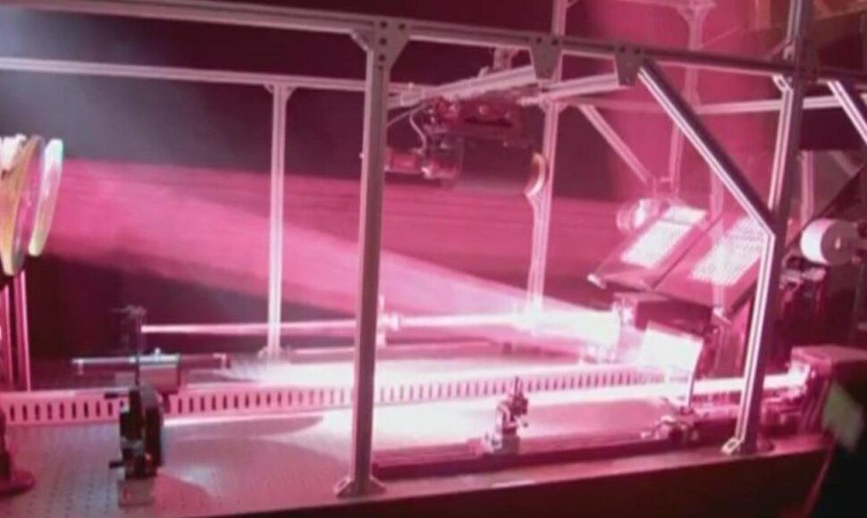 Elektrą oru perduodantis lazeris