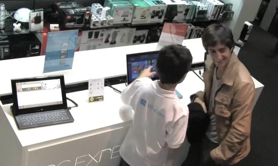 Vaikas demonstruoja „Windows 8“ galimybes