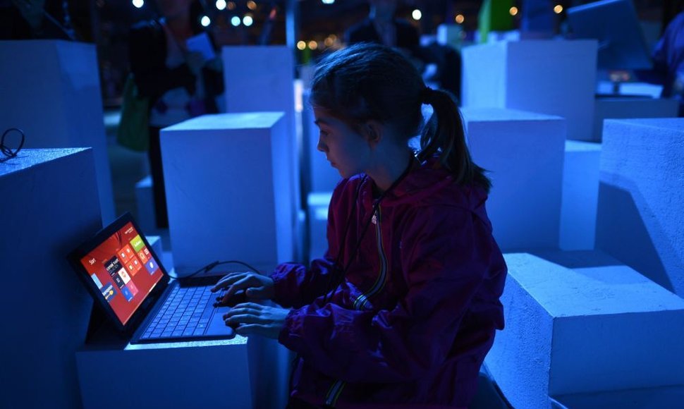 Vaikas dirba su kompiuteriu