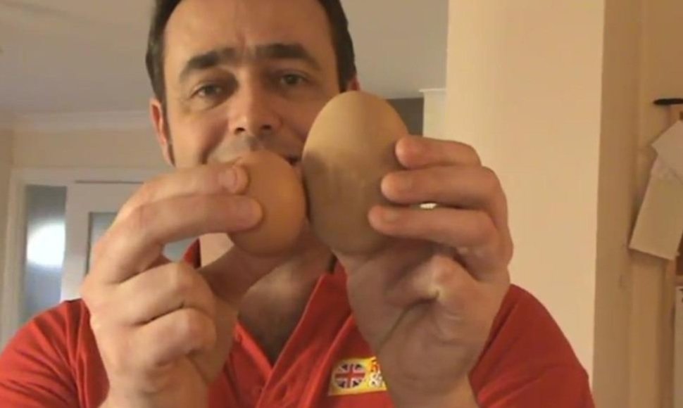 S.Wilsonas lygina 180 gramų sveriantį milžiną su įprastu vištos kiaušiniu