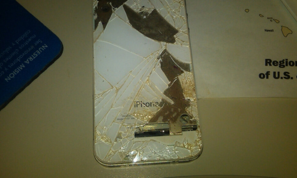 Taip „iPhone 4S“ atrodė po incidento