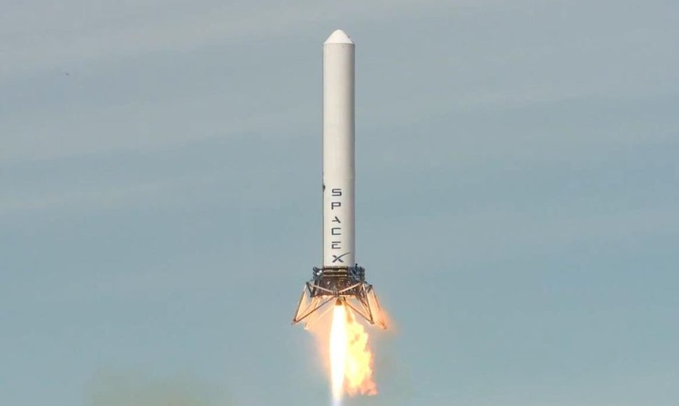 „SpaceX“ atliko pirmuosius sėkmingus daugkartinės raketos „Grasshopper“ bandymus