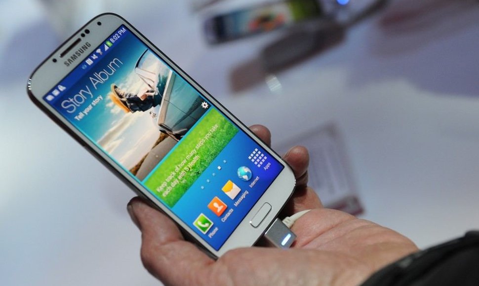 „Samsung“ naujasis pasididžiavimas – akimis valdomas „Galaxy S4“