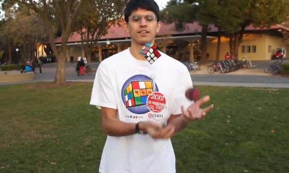 Stanfordo universiteto studentas Ravis Fernando sprendžia Rubiko kubą juo žongliruodamas