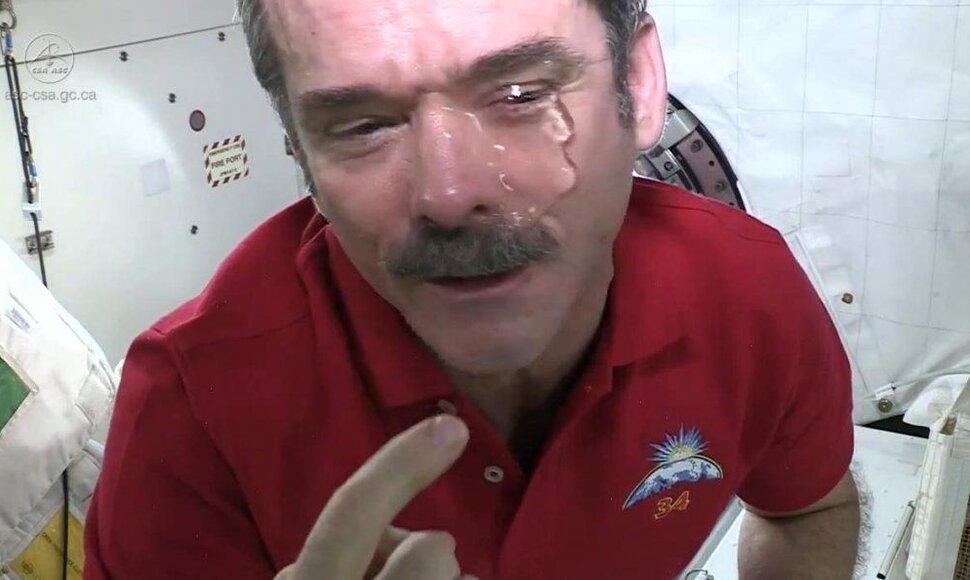Kanadietis astronautas Chrisas Hadfieldas pademonstravo kas nutinka apsiverkus kosmose