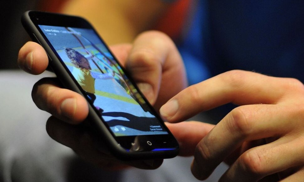 Telefonas su „Facebook Home“ aplinka