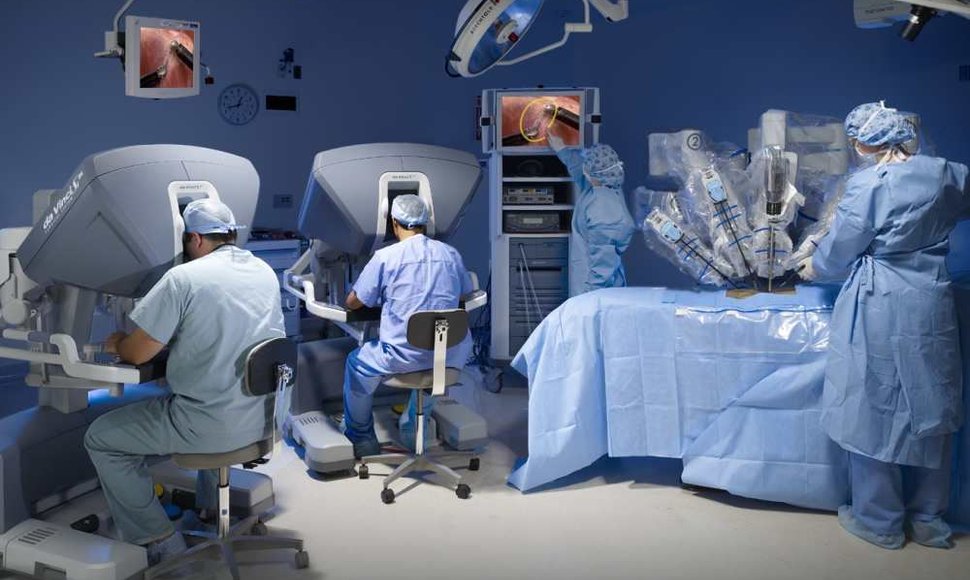 Chirurgai atlieka operaciją naudodami robotą „Da Vinci“