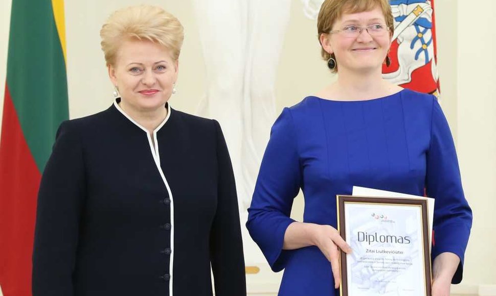 Prezidentė Dalia Grybauskaitė apdovanojo geriausių 2012 metų mokslinių disertacijų laureatus. Zitai Liutkevičiūtei įteiktas diplomas už darbą „DNR citozino metiltransferazių reakcijos, nedalyvaujant kofaktoriui“.