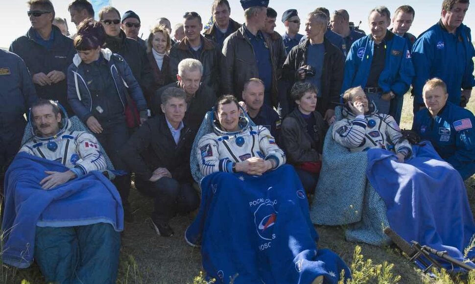 Į Žemę grįžę astronautai (iš kairės): kanadietis Chrisas Hadfieldas, rusas Romanas Romanenko ir amerikietis Tomas Marshburnas.
