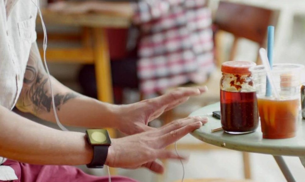 Ar šis „Apple“ reklamoje šmėstelėjęs išmanusis laikrodis yra ilgai lauktas „iWatch“?