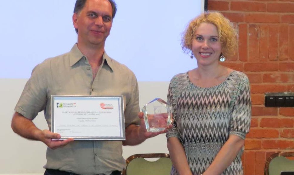IVPK direktoriaus pavaduotoja Ieva Žilionienė įteikia apdovanojimą projekto „Orbis Lithuaniae“ vadovui Žilvinui Jančorui