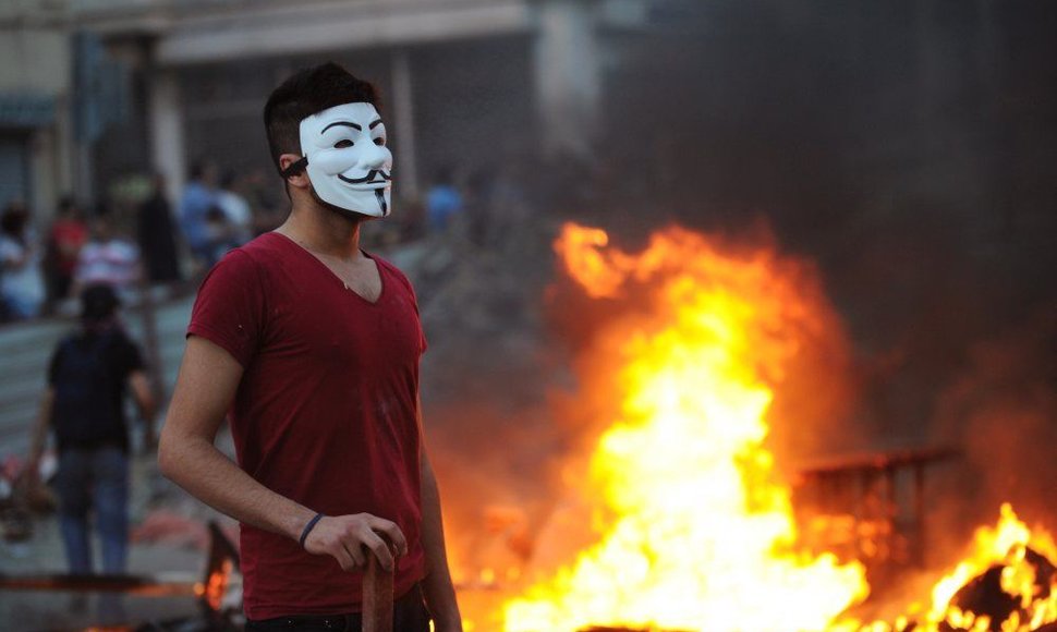 Protestuotojas Turkijoje dėvi „Anonymous“ judėjimo simbolį – Gajaus Fokso kaukę iš filmo „V – tai Vendeta“