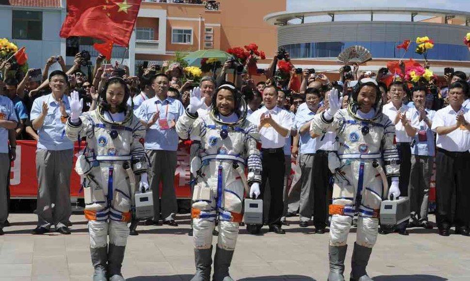 Kinijos astronautai (iš kairės) Wang Yaping, Zhang Xiaoguangas ir Nie Haishengas.