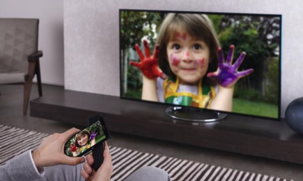 Kartu su „Bravia W“ televizoriais pateikiamas nuotolinio valdymo pultelis „One-touch Remote“ padeda akimirksniu sujungti televizorių su telefonu