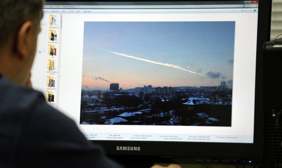 Žmogus peržiūri filmuotą medžiagą iš Čeliabinsko