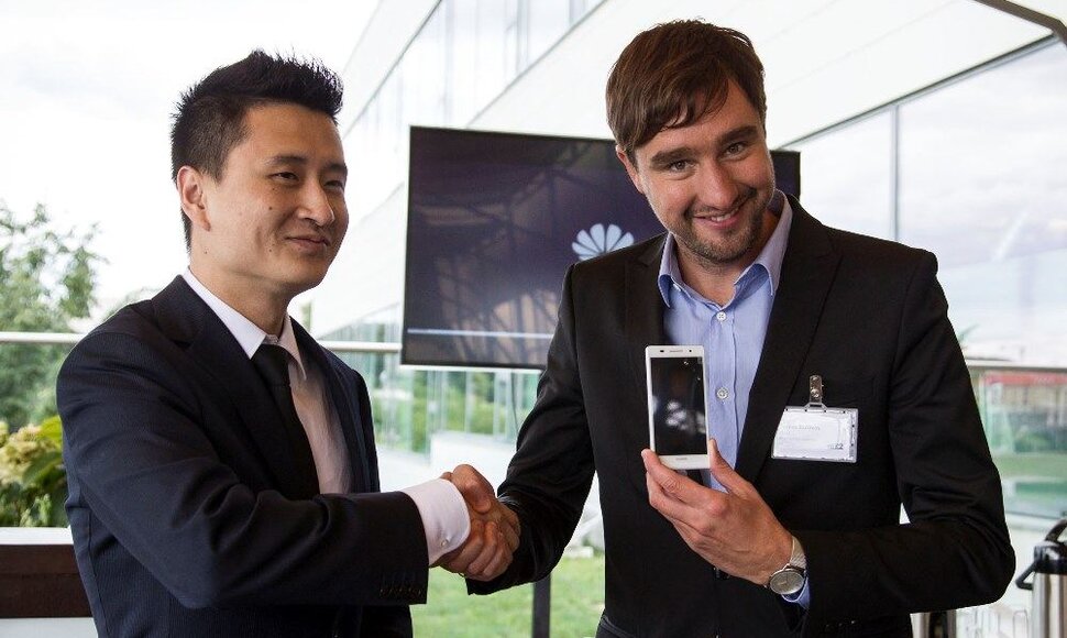 Ploniausio pasaulyje išmaniojo telefono „Huawei Ascend P6“ pristatymo Lietuvoje akimirka