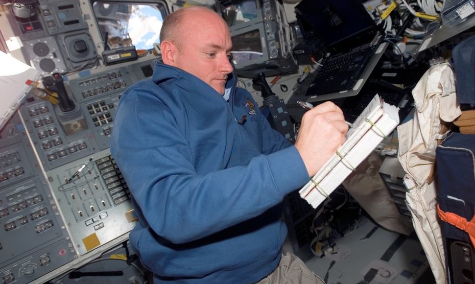 „STS-118“ misijos vadovas Scottas Kelly atlieka įrangos patikrinimo procedūrą