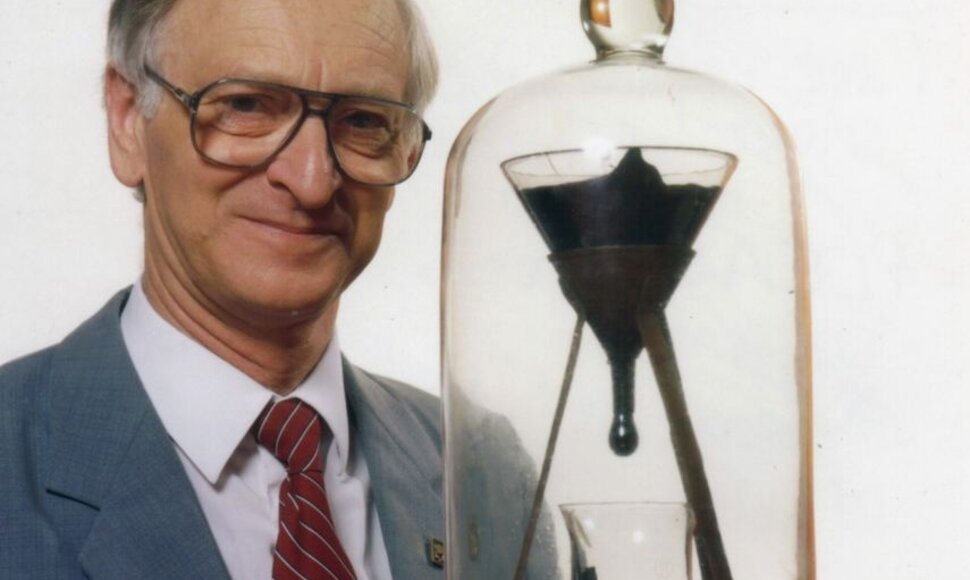 Smalos lašas Kvinslendo laboratorijoje pagaliau kaptelėti turėtų šiemet, tačiau nuo 1961 m. eksperimento kulminaciją pamatyti ar užfiksuoti bandęs fizikos profesorius Johnas Mainstone'as jo, deja, taip ir neišvydo.