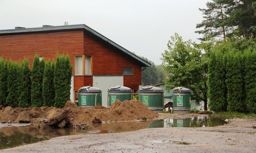 Druskininkuose atliekų rūšiavimui skirti konteineriai išmontuoti ir perkelti išraunant daugiametes tujas prie pat gyventojo gyvenamojo namo sklypo ribos.