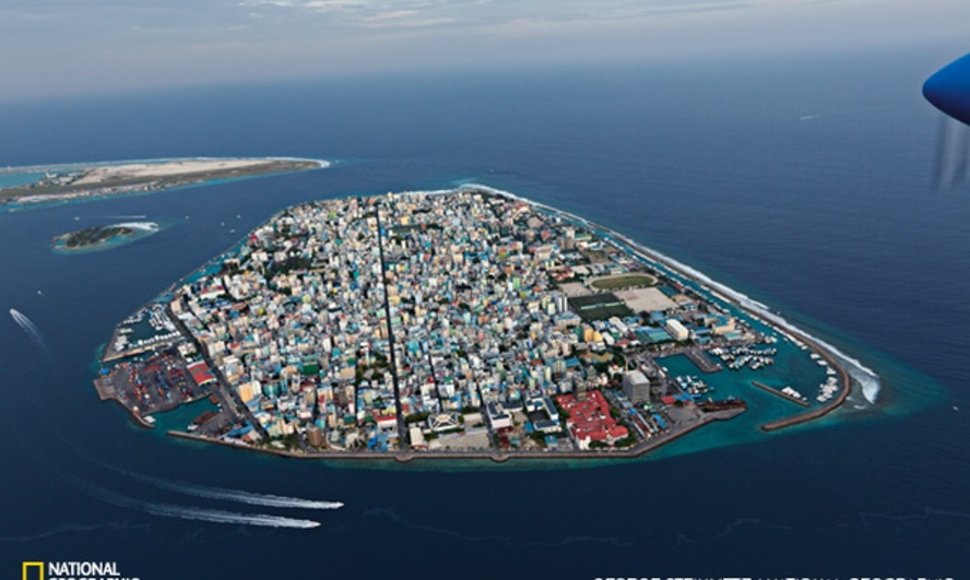 Indijos vandenyno salose esantys Maldyvai – žemiausia ir plokščiausia valstybė pasaulyje. Iki 2100 m. kylantis jūros lygis gali priversti Maldyvų gyventojus palikti savo namus. Šioje 1,9 kvadratinių kilometrų saloje, kur įsikūrusi šalies sostinė Malė, gyvena daugiau nei 100 tūkst. žmonių. 