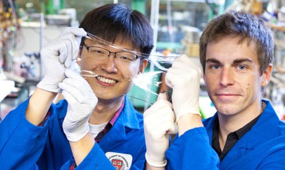 Jeong-Yun Sunas ir Christophas Keplingeris demonstruoja du pagrindinius naujosios medžiagos privalumus: skaidrumą ir tamprumą
