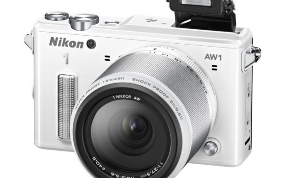 Vandeniui ir smūgiams atsparus fotoaparatas su keičiamaisiais objektyvais „Nikon 1 AW1“. 