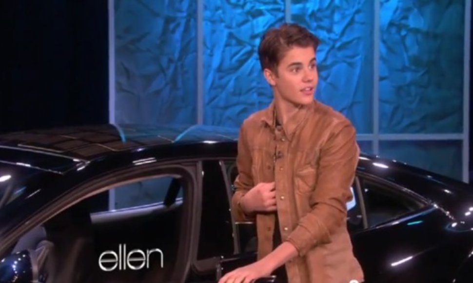 Justinas Bieberis TV studijoje neteko žado, kai dovanų gavo automobilį „Fisker Karma“.
