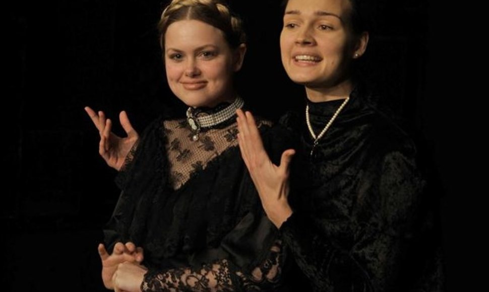 Jurgita Jurkutė (dešinėje) spektaklyje „Broliai Karamazovai“