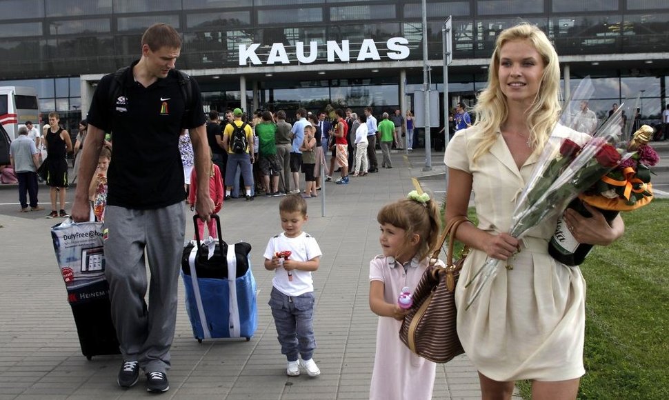 Robertas Javtokas su žmona Vilma ir vaikais Kauno oro uoste