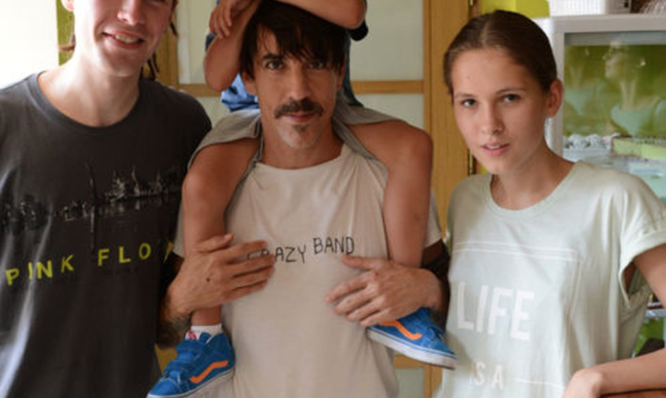 Anthony Kiedis (centre) su sūnumi Everly Bearu žalio maisto bare Vilniuje